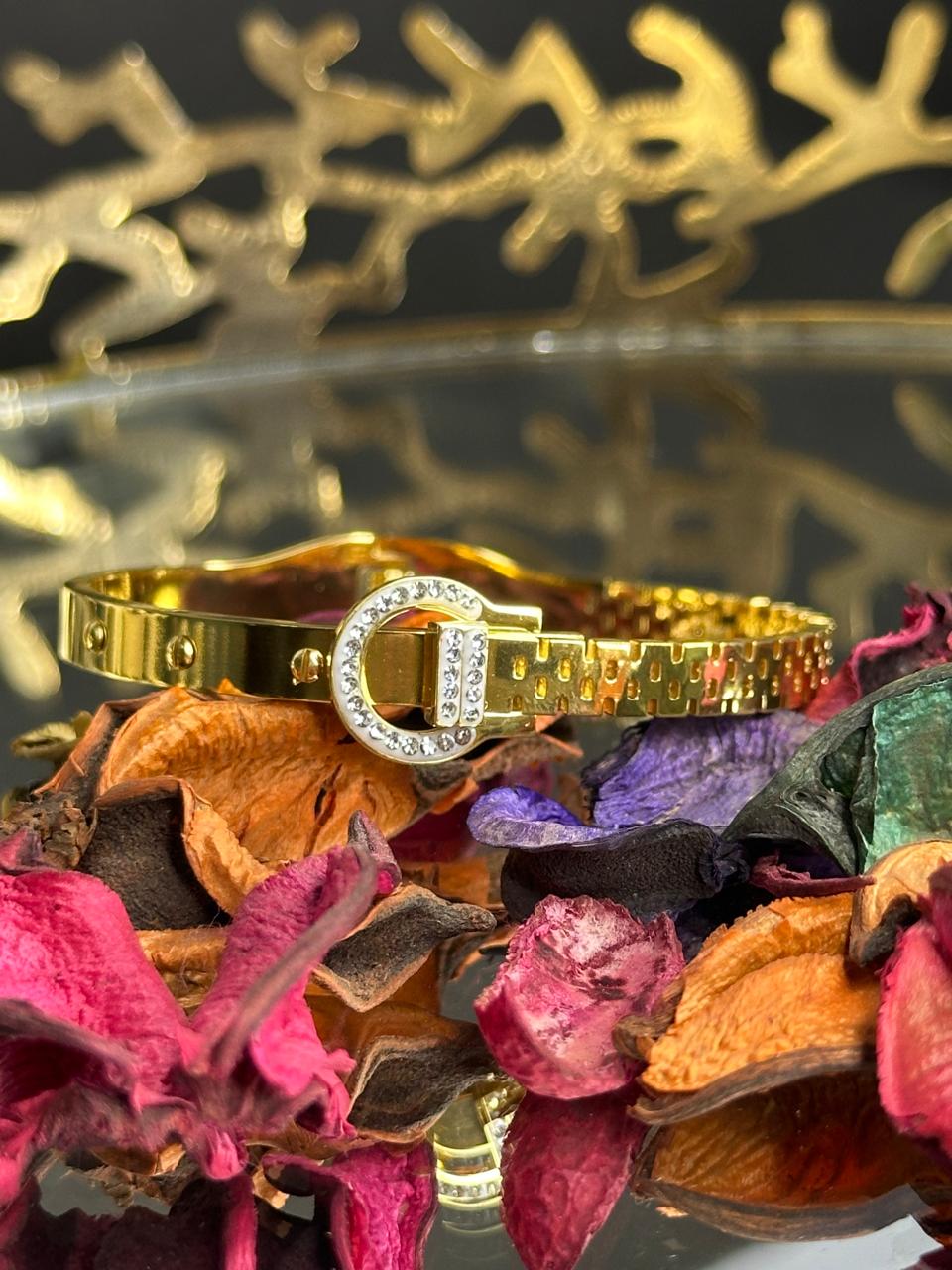 The Cinch Cuff – Your Statement of Unrivaled Style