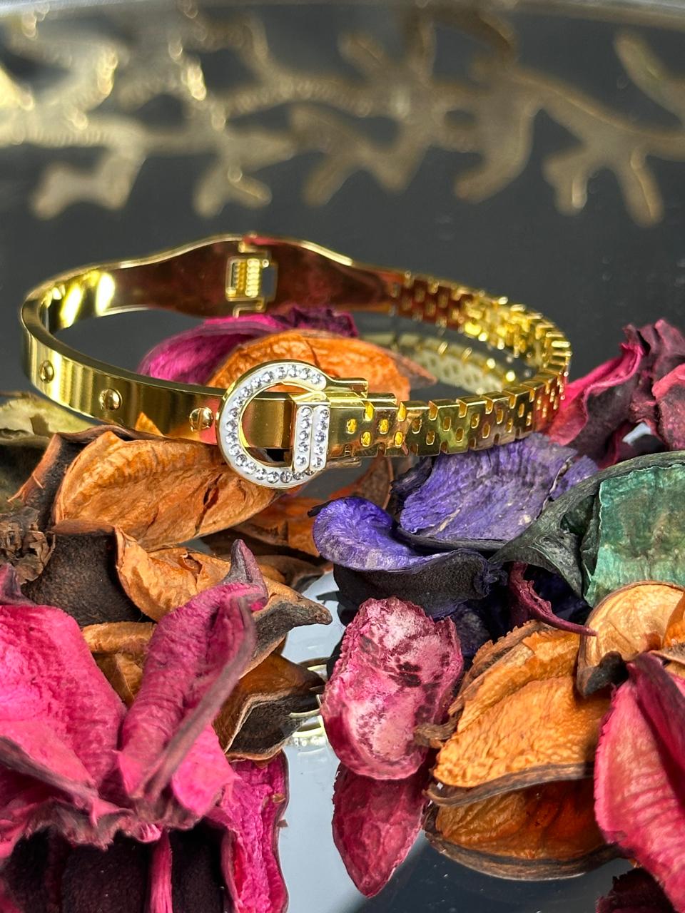 The Cinch Cuff – Your Statement of Unrivaled Style